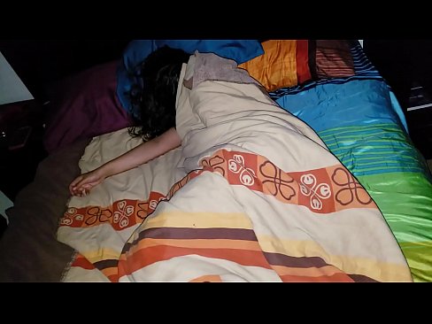 ❤️ Fillastro reprendendo á súa nova madrasta mentres ela dorme. ️❌ Vídeo porno a nós gl.sexvideogif.ru ﹏